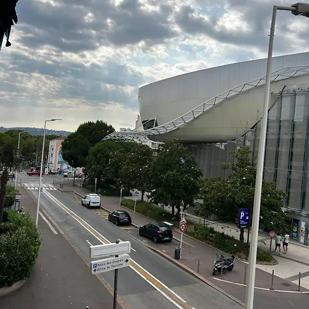 Le President 100 M De La أنتيب