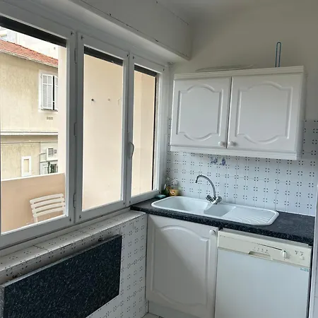 Le President 100 M De La Апартаменти *