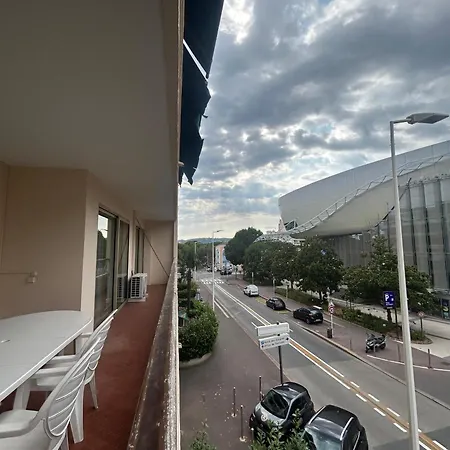 Le President 100 M De La Апартаменти *