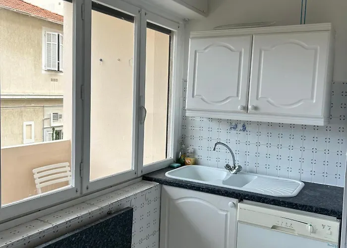 Le President 100 M De La Апартаменти *