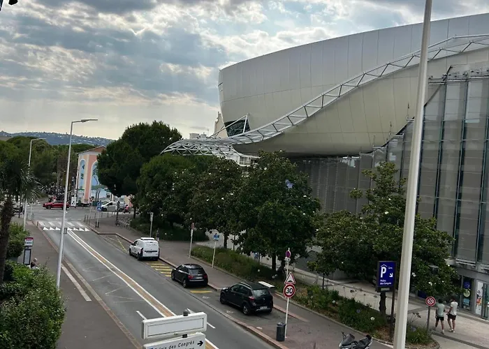 Le President 100 M De La Антиб